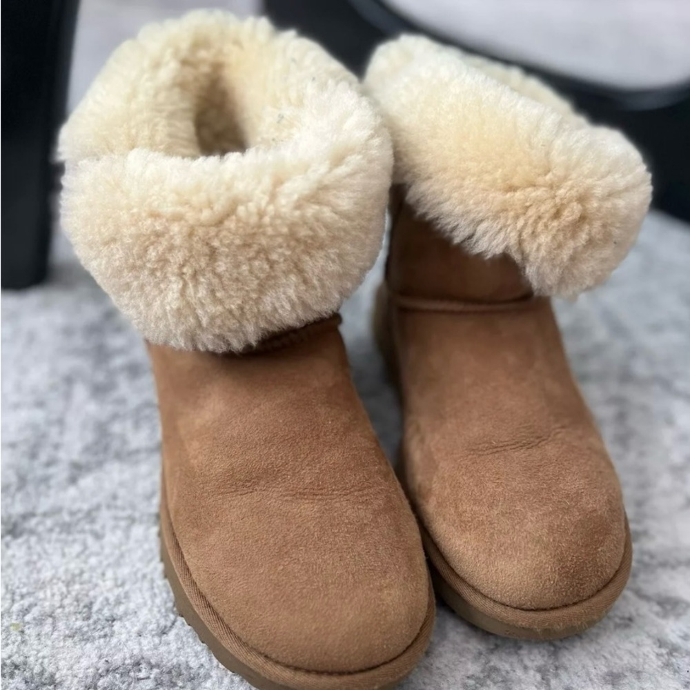 UGG Women's Mini Bailey Button II Size 8 Winter Boot - Beige/Brown